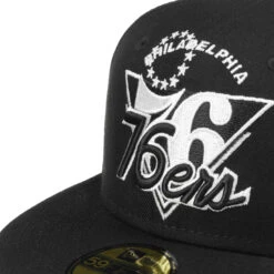 59Fifty NBA Tip-Off 76ers BW Cap By New Era -Mode Hut Geschäft 59Fifty NBA Tip Off 76ers BW Cap by New Era schwarz.61851 4rf4